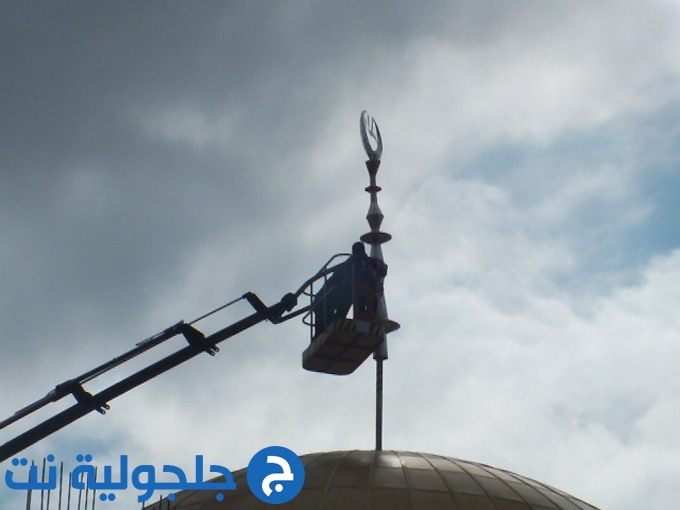 رفع الهلال فوق قبة مسجد الروضة في جلجولية 